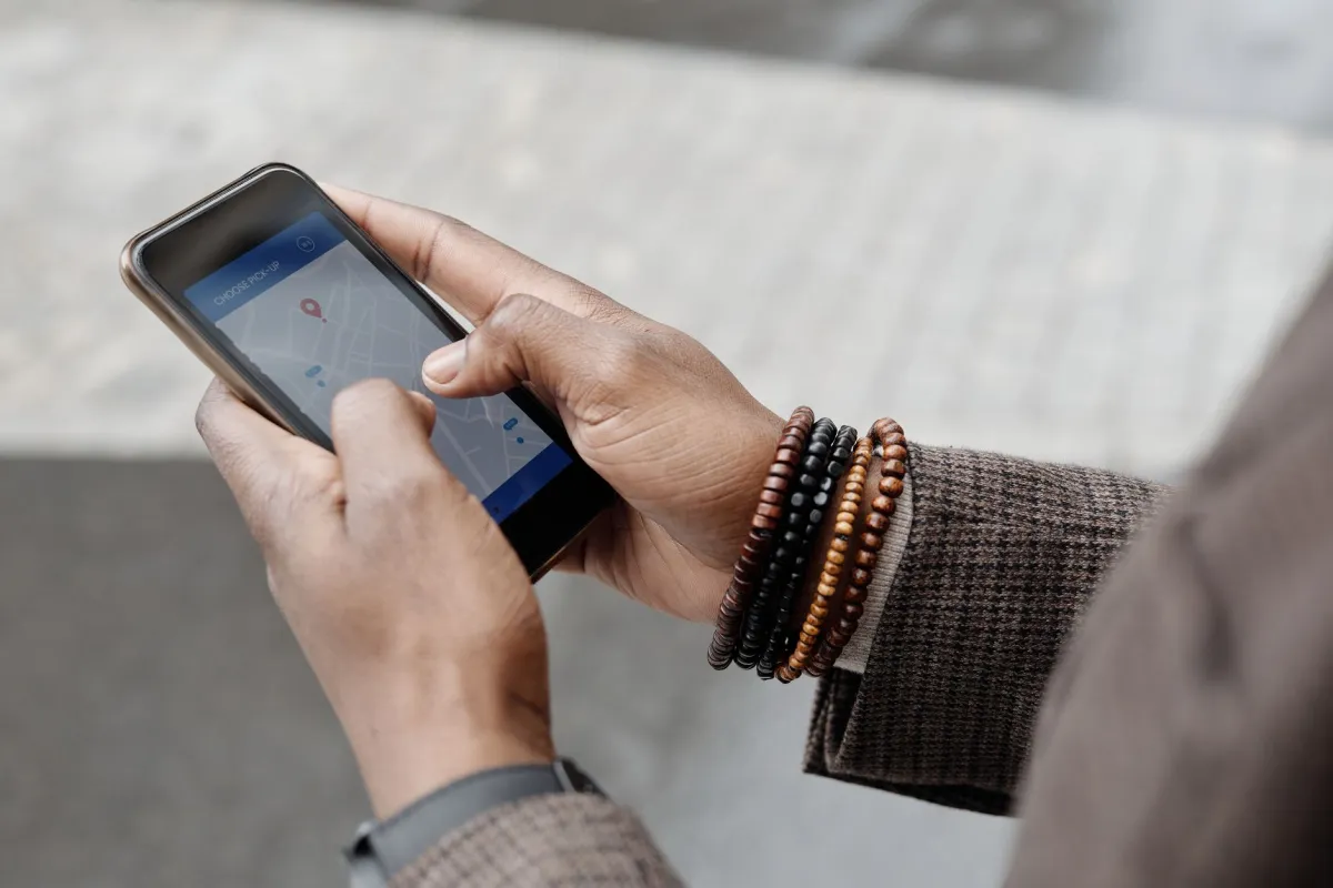 Strona internetowa a wizytówka Google — co daje więcej klientów?