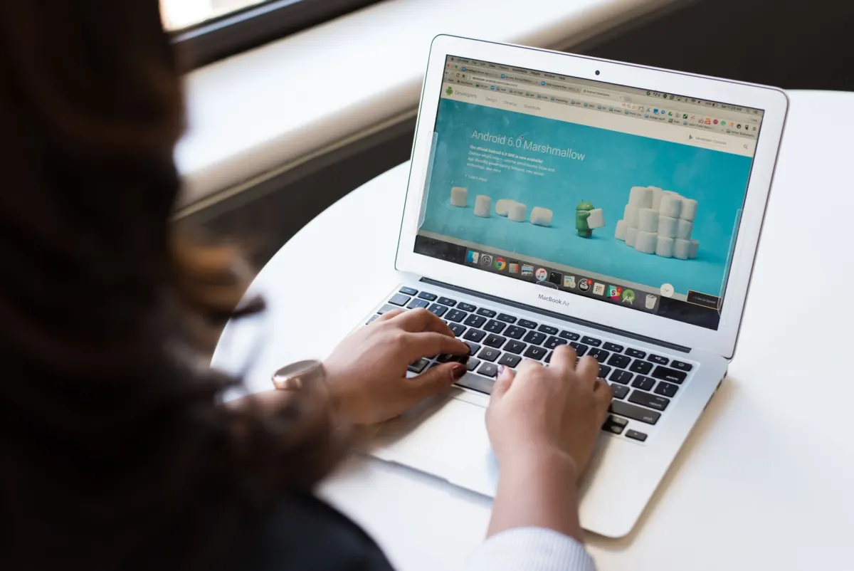 Strona firmowa a landing page — co wybrać i kiedy?