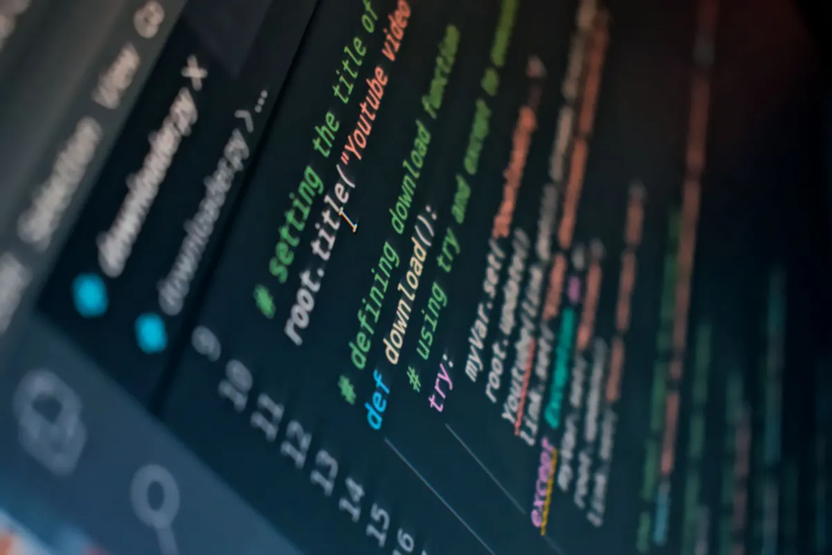 WordPress czy czysty kod? Uczciwe porównanie dla firm, które chcą podjąć świadomą decyzję